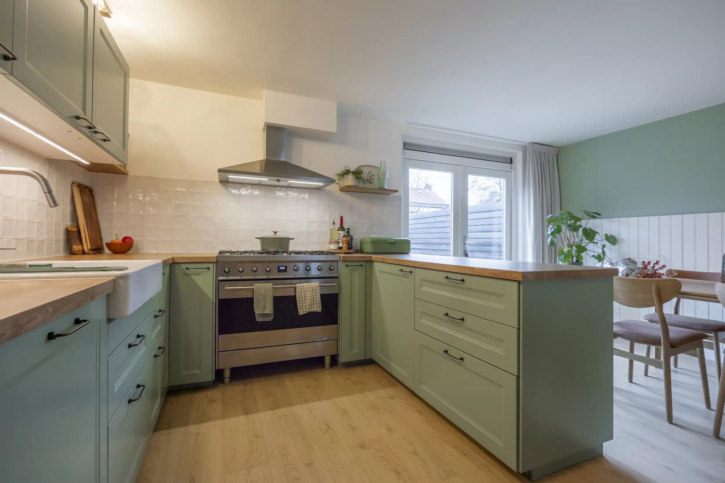 IKEA Axstad keuken professioneel gespoten in Farrow & Ball Breakfast Room Green