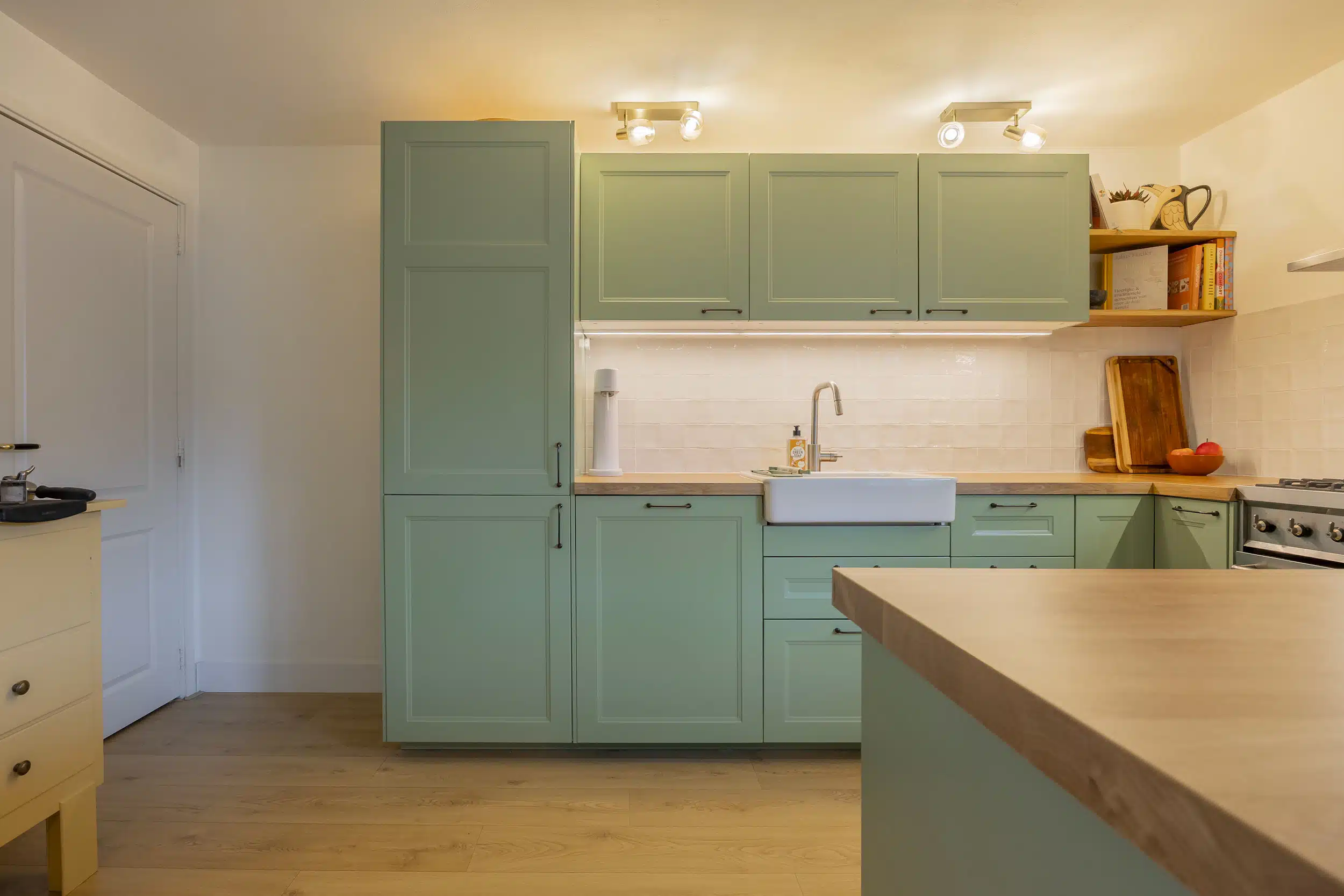 Groene IKEA Axstad keuken vanuit een andere hoek gefotografeerd