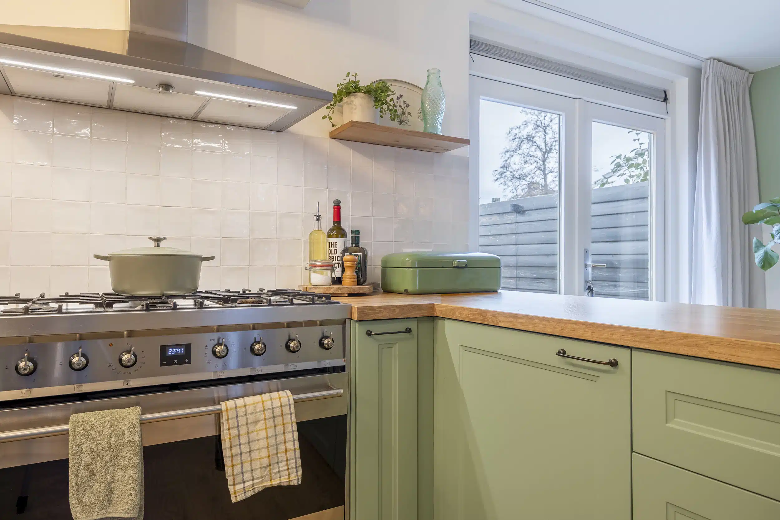 Overgang van groen gespoten IKEA keukenfront naar houten werkblad