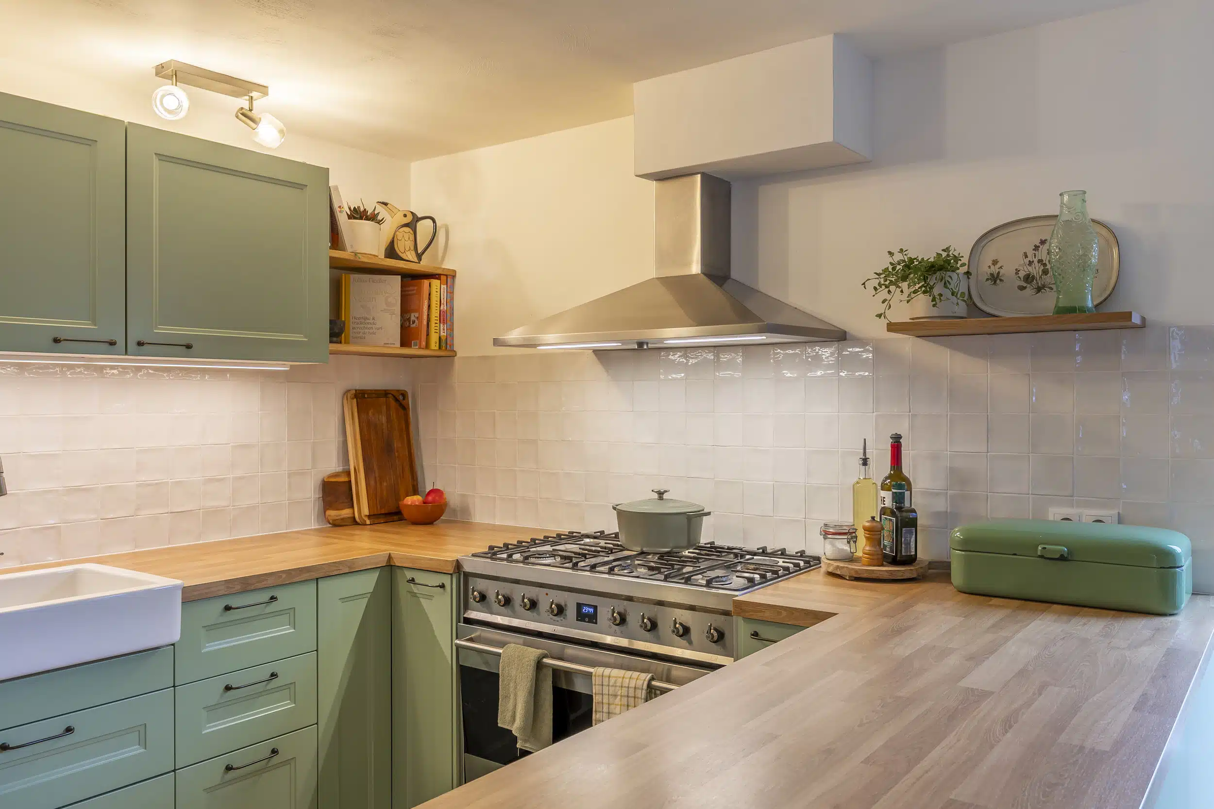 Sfeerdetail van groene IKEA keuken met accessoires