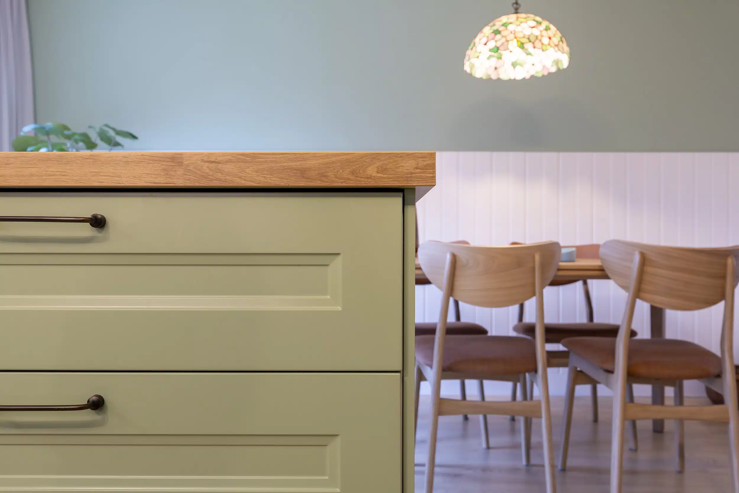 Detail van gespoten IKEA Axstad keukenfront in groene lak