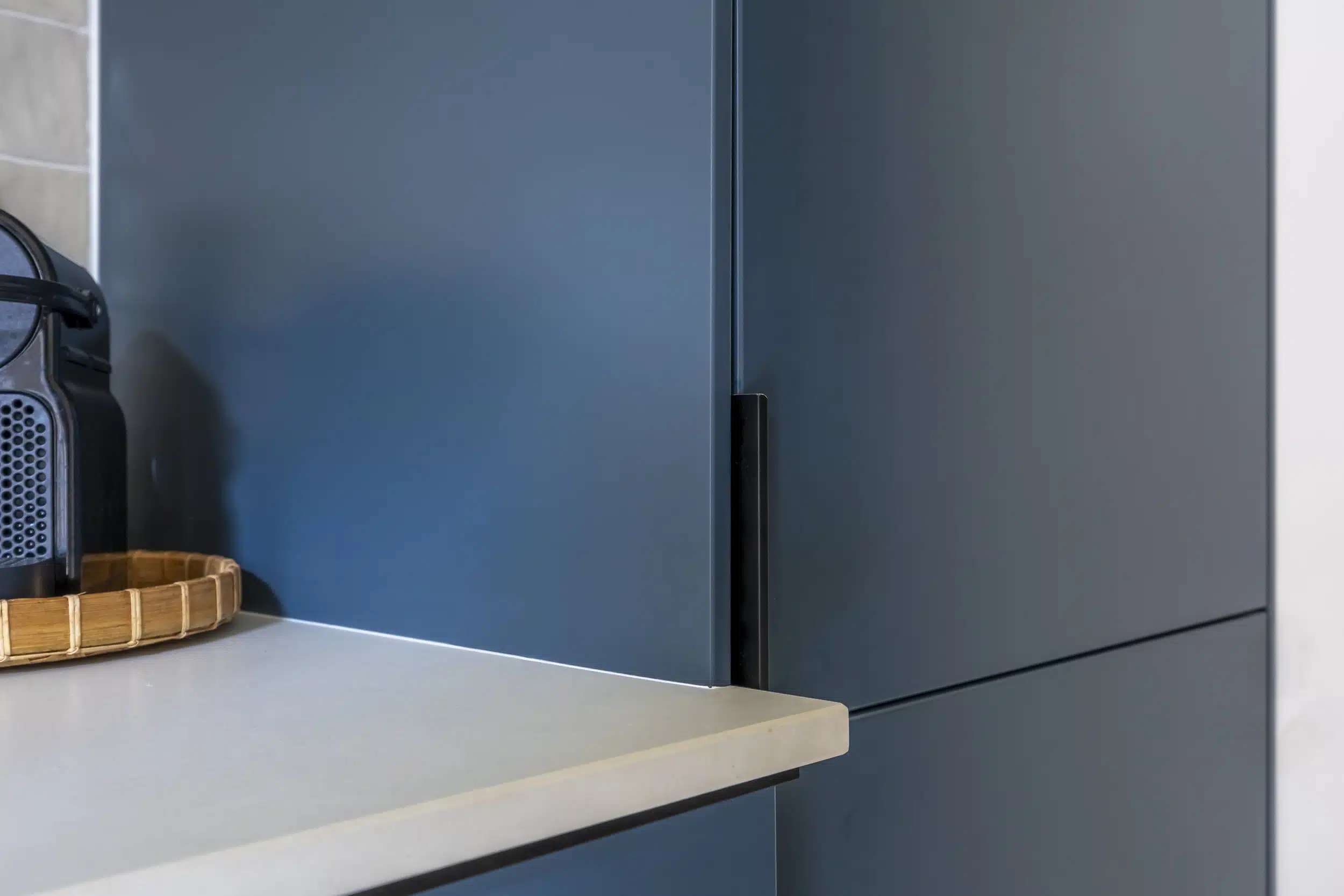 Hoekdetail van IKEA Veddinge keuken gespoten in NCS blauwe kleur