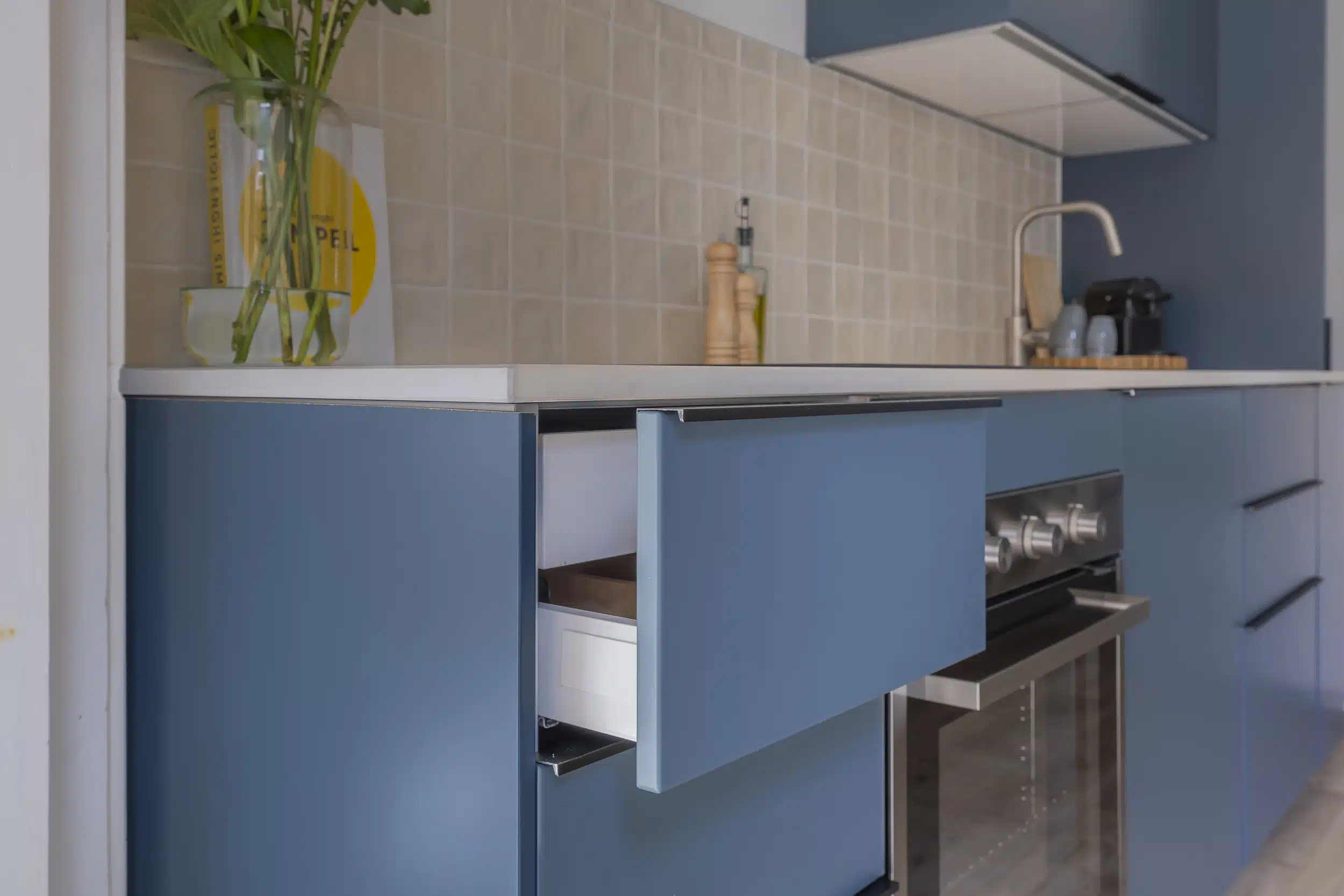 Open lade van IKEA Veddinge keuken professioneel gespoten in mat blauw