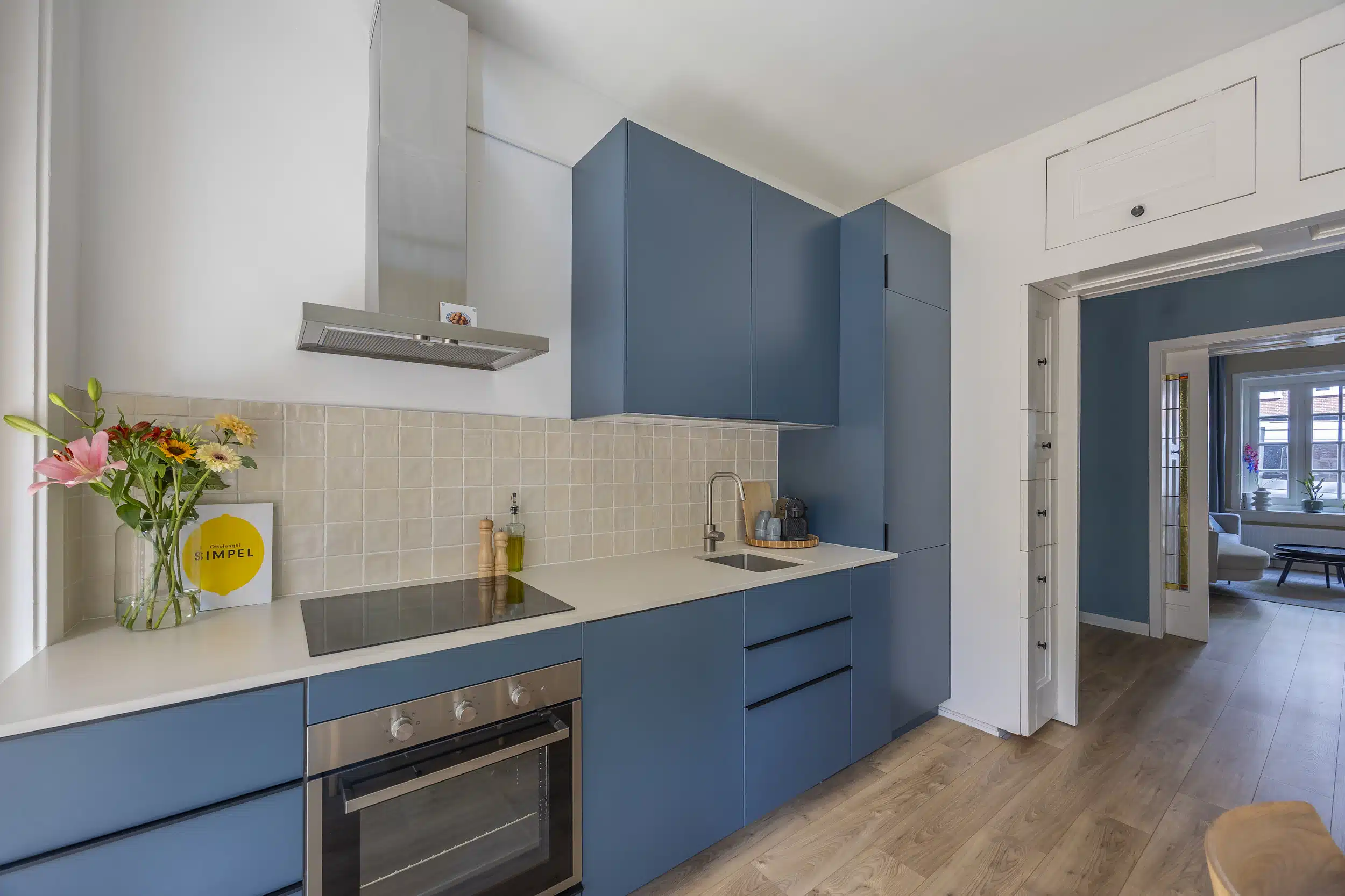 Kookgedeelte van IKEA Veddinge keuken gespoten in NCS S7010-B10G