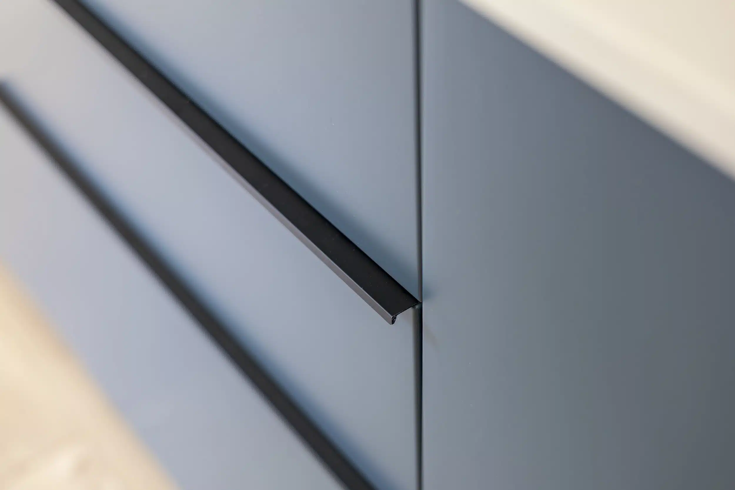 Detail van gespoten IKEA Veddinge keukenfront met strakke greep in mat blauw