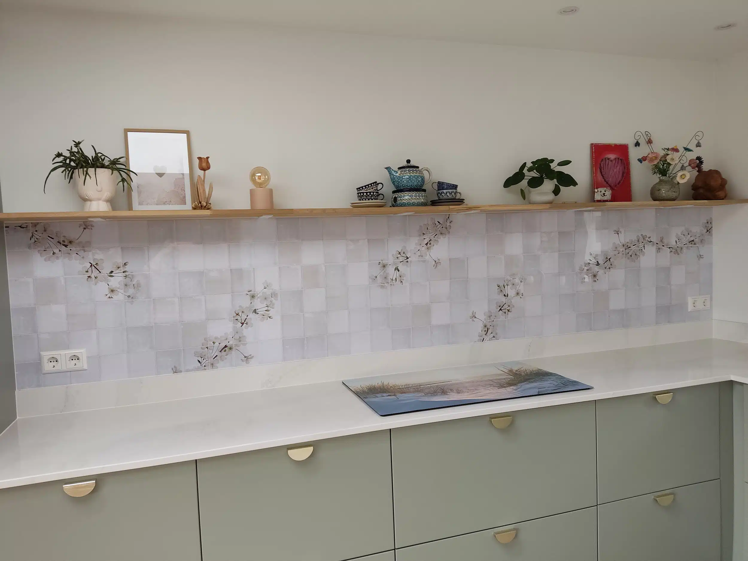 Detail van gespoten IKEA Veddinge keuken in Farrow & Ball 25 Pigeon