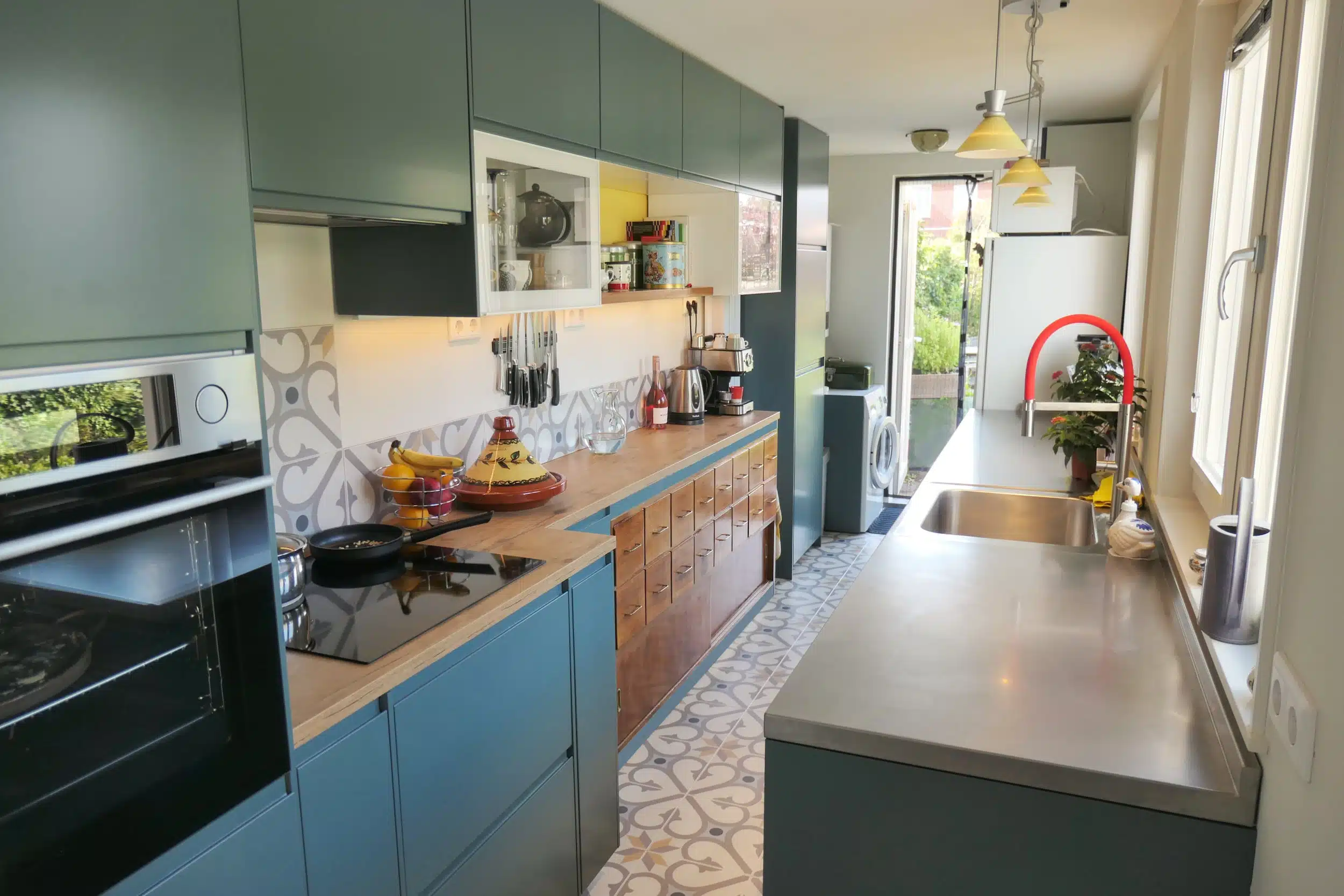 Overzicht van IKEA Voxtorp keuken gespoten in Inchyra Blue zijdeglans