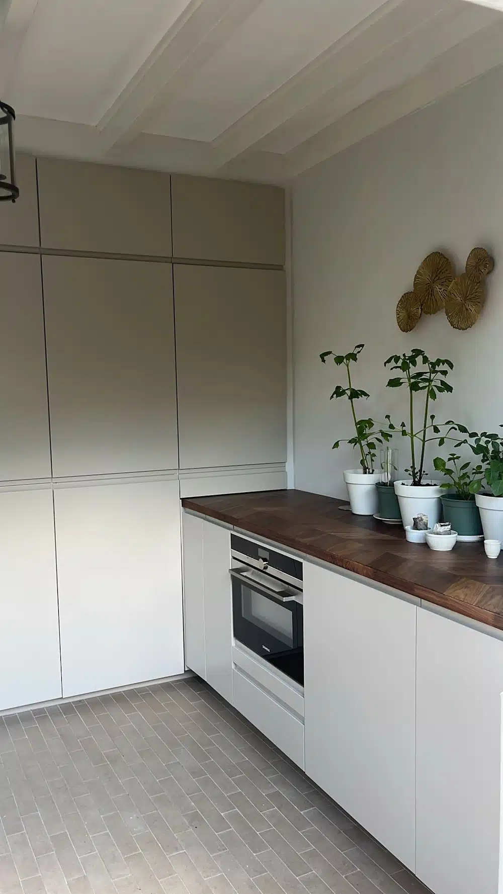 Kastenwand van IKEA Voxtorp keuken professioneel gespoten in Shell kleur