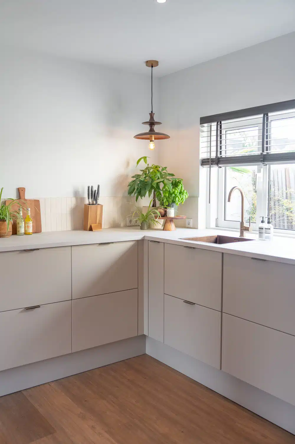 L-opstelling van IKEA Veddinge keuken professioneel gespoten in Piet Boon Shell