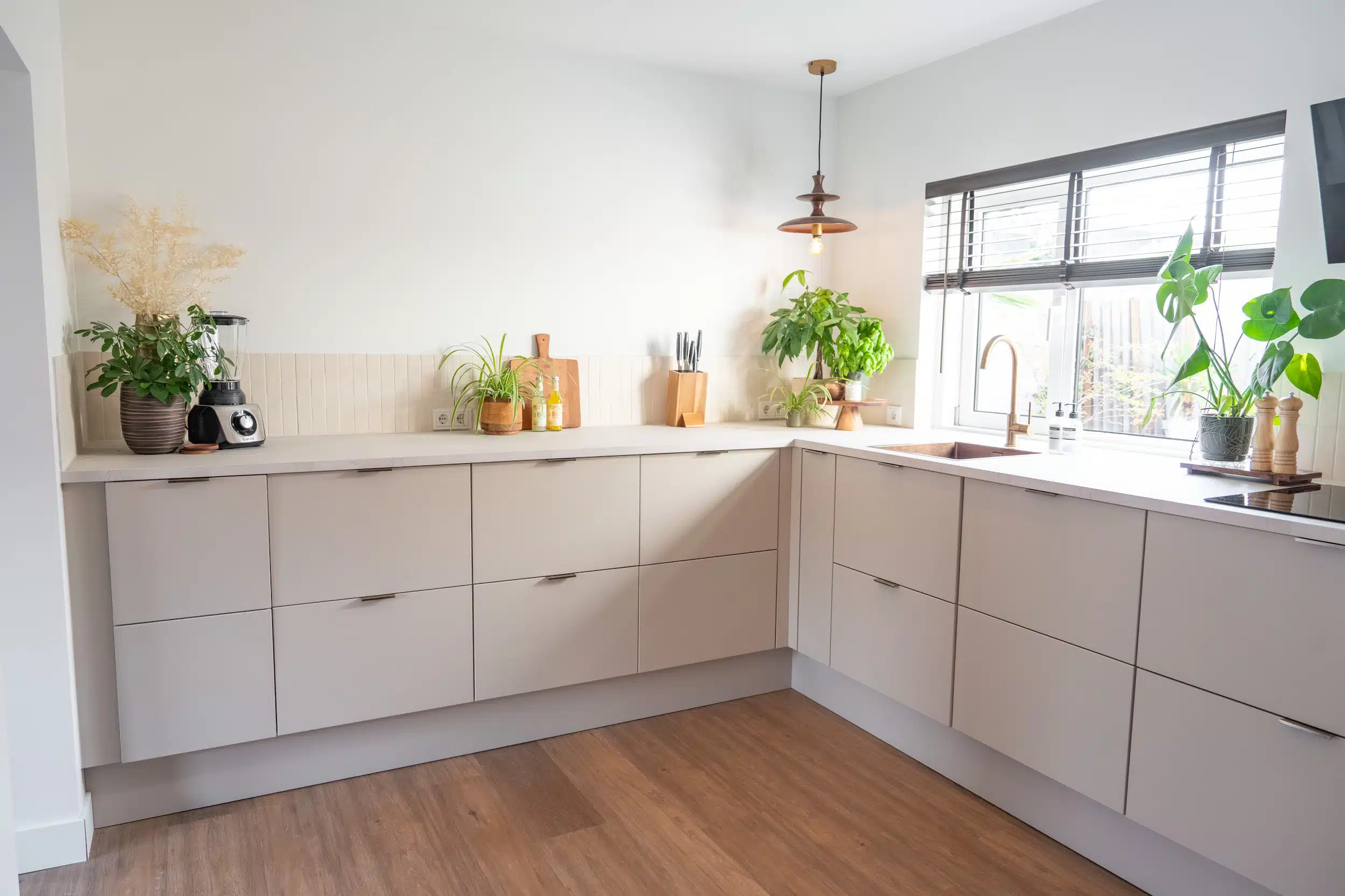 IKEA Veddinge keuken professioneel gespoten in Piet Boon Shell mat