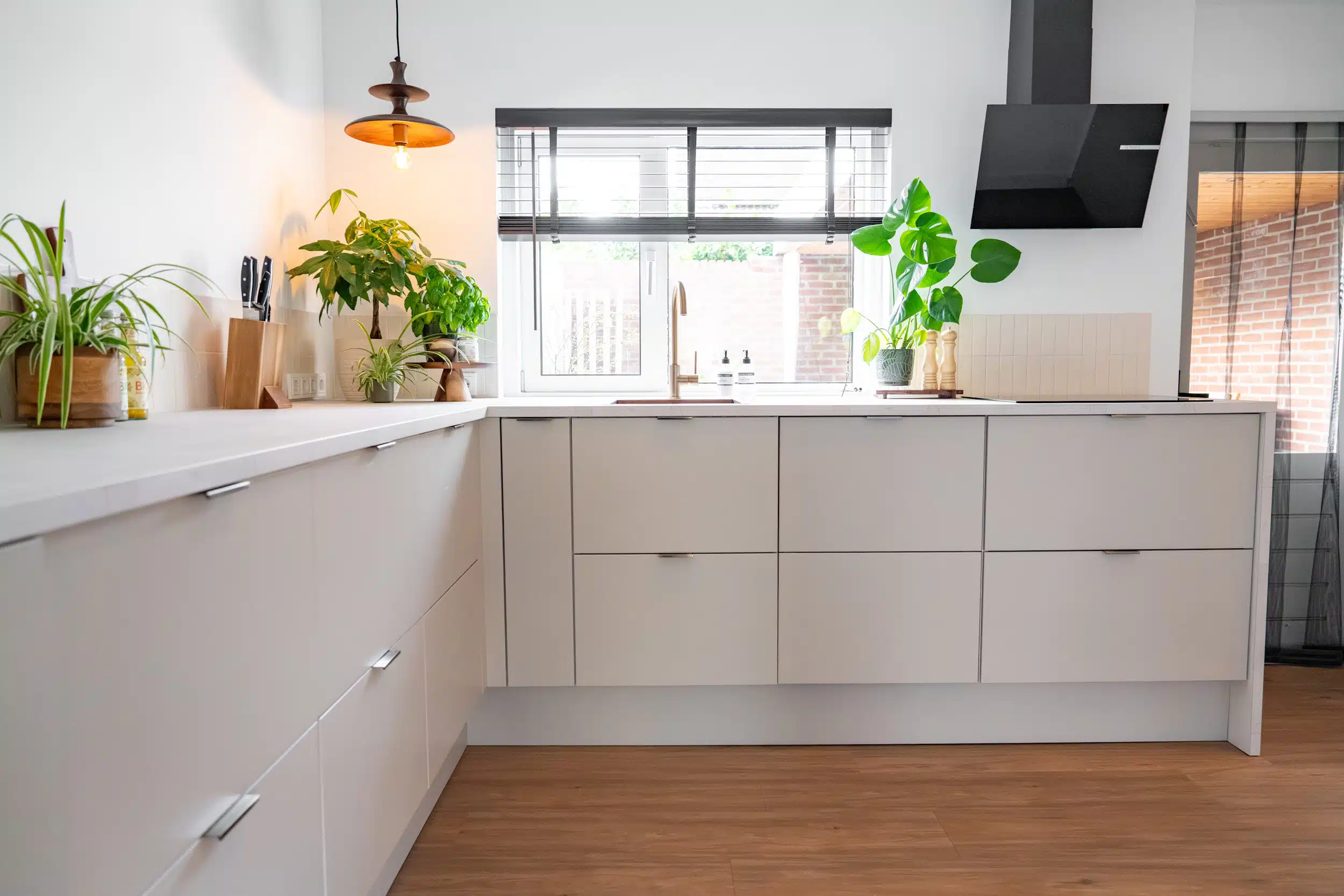 Kookgedeelte van IKEA Veddinge keuken gespoten in zachte Piet Boon Shell tint