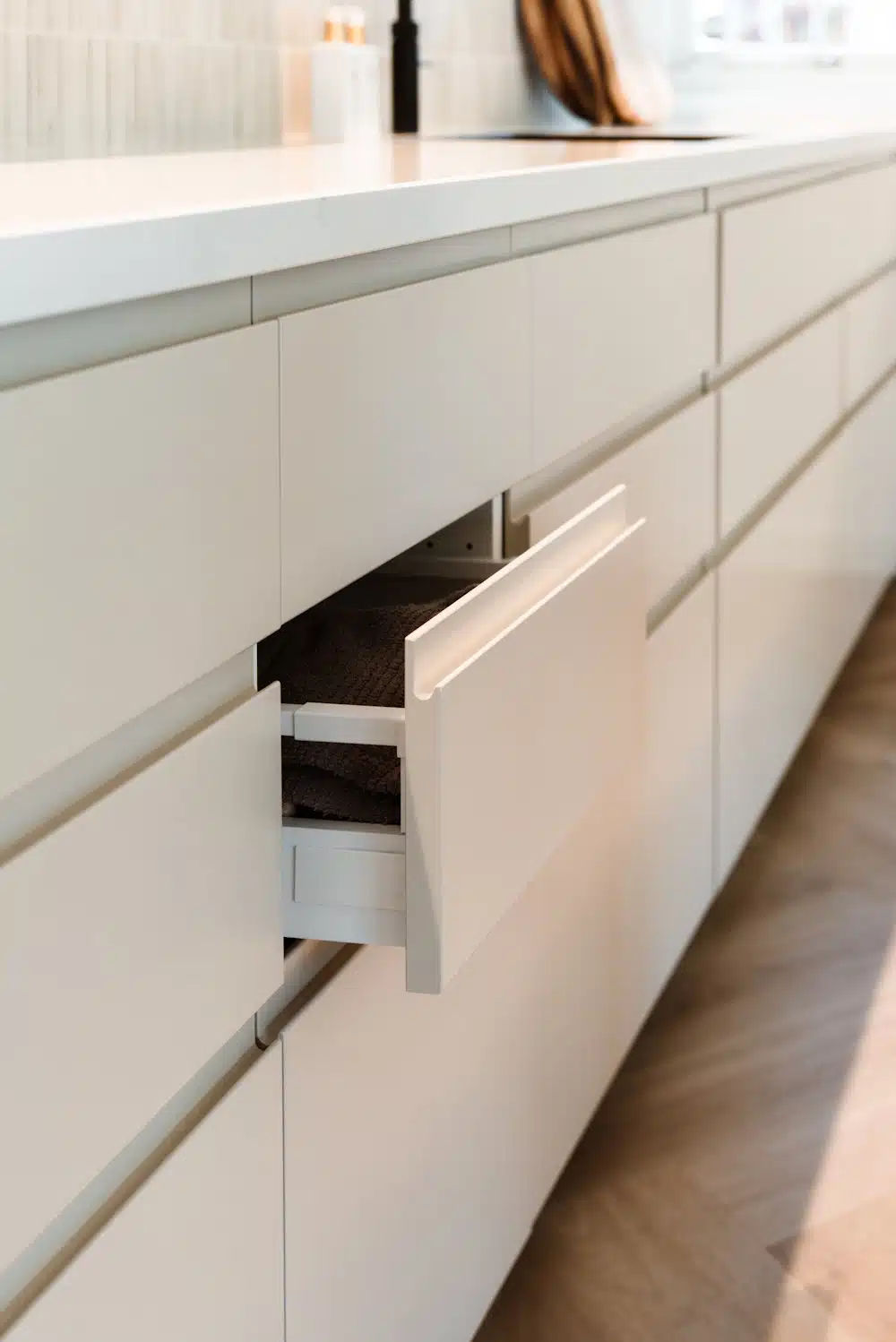 Detail van gespoten IKEA Voxtorp keukenlade in Lab Paint Mushroom