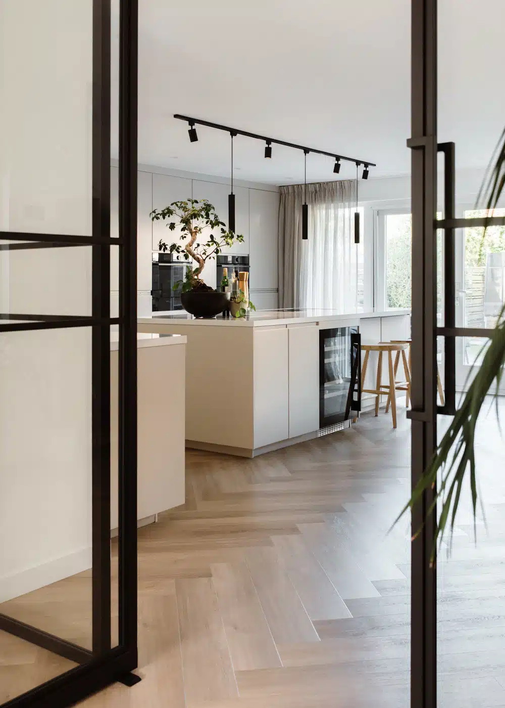 Doorkijk van IKEA Voxtorp keuken gespoten in warme Mushroom tint