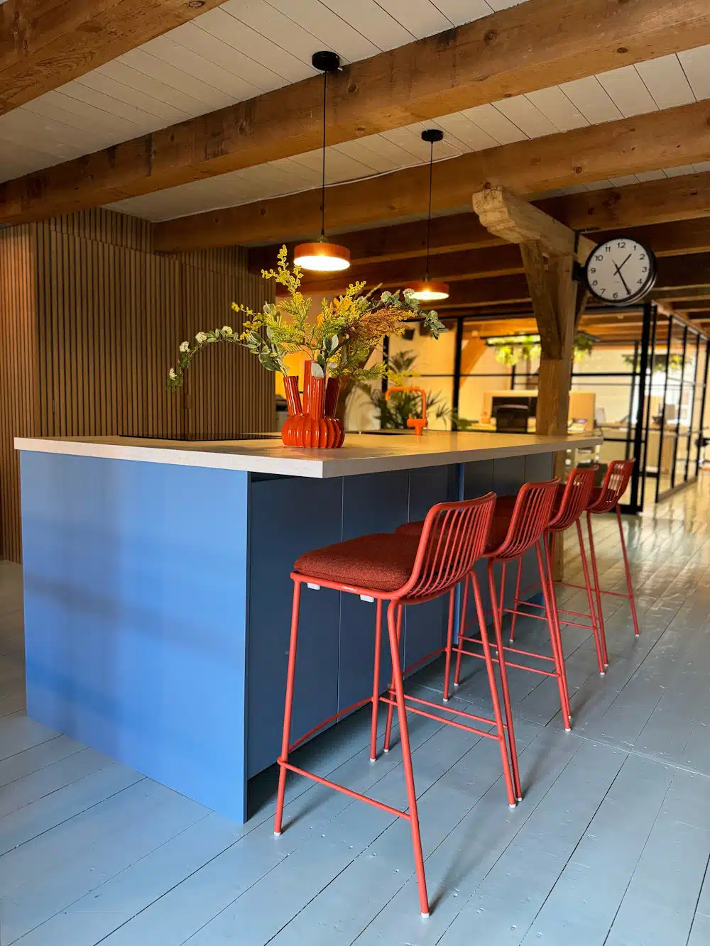 Kookeiland van IKEA Voxtorp keuken gespoten in Little Greene Tivoli